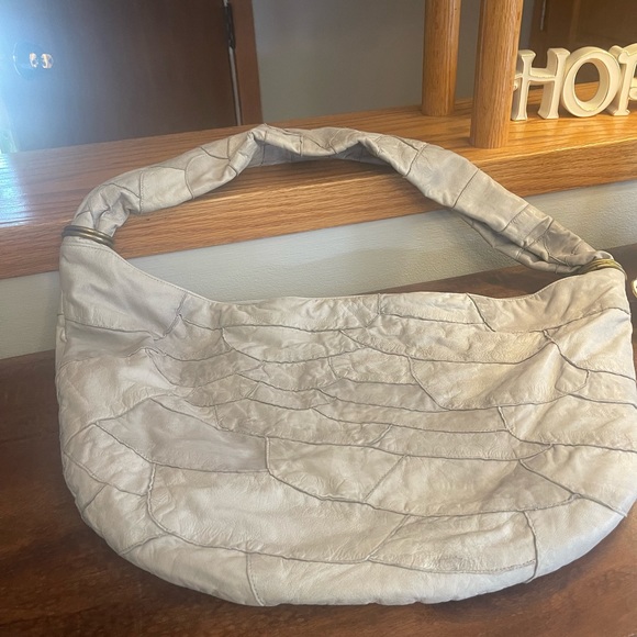 The softest gray leather De.De bag. - Picture 3 of 16